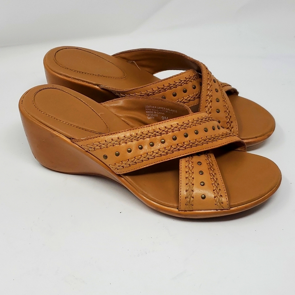 Women's  Wedge Sandals Nickels Soft Size 9.  /M